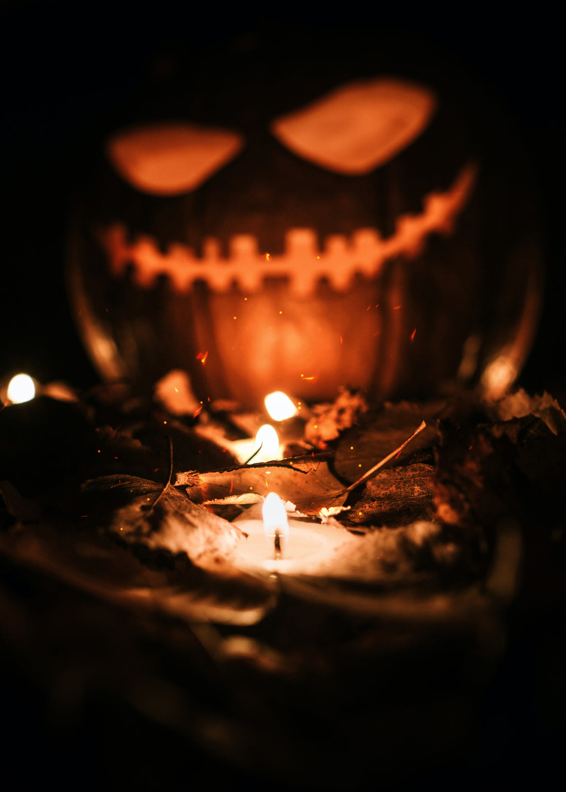 Kürbis mit brennendem Teelicht im Thematischen Halloweenstil